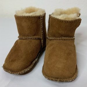TINY BABY UGGS!
